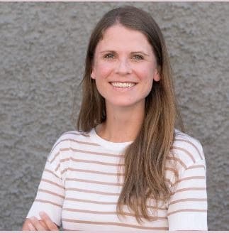 Donna professionale sorridente all'aperto, che rappresenta i servizi di SMA Moving e la soddisfazione del cliente.