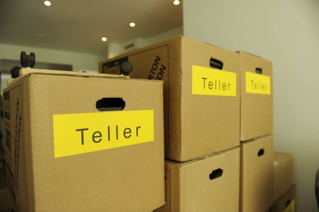 Boxes labeled "Teller" for moving or storage solutions, indicating professional relocation services.